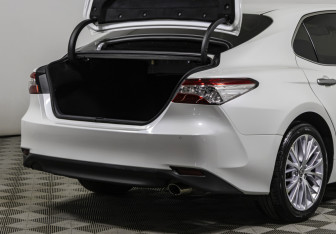 Подержанный автомобиль Toyota Camry Sedan 2020 года (20 фото)