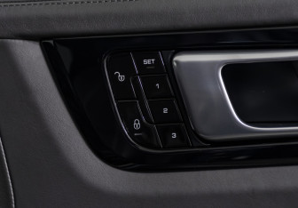 Подержанный автомобиль Porsche Cayenne 2018 года (25 фото)