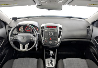 Подержанный автомобиль Kia Ceed Hatchback 2010 года (14 фото)