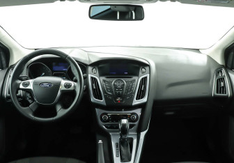 Подержанный автомобиль Ford Focus Hatchback 2013 года (8 фото)