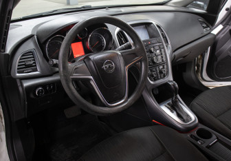 Подержанный автомобиль Opel Astra Sedan 2012 года (16 фото)
