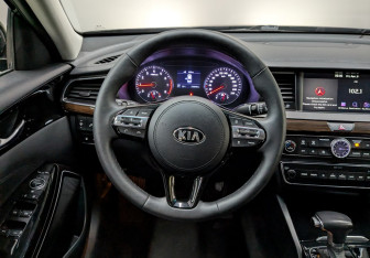 Подержанный автомобиль Kia K7 2019 года (18 фото)