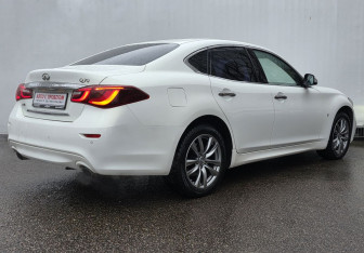 Подержанный автомобиль Infiniti Q70 2015 года (5 фото)