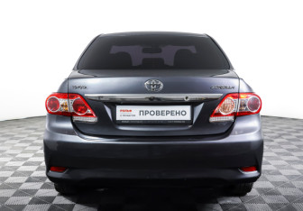 Подержанный автомобиль Toyota Corolla Sedan 2012 года (6 фото)