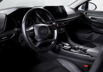 Подержанный автомобиль Hyundai Sonata 2021 года (14 фото)