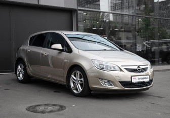 Подержанный автомобиль Opel Astra Hatchback 2011 года (3 фото)