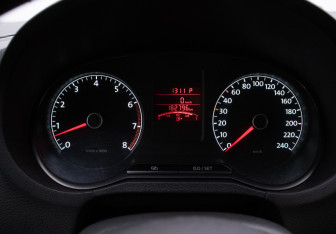 Подержанный автомобиль Volkswagen Polo Sedan 2010 года (11 фото)
