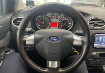 Подержанный автомобиль Ford Focus Hatchback 2010 года (13 фото)