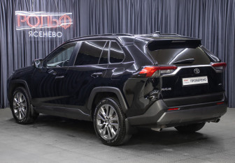 Подержанный автомобиль Toyota RAV4 2020 года (7 фото)