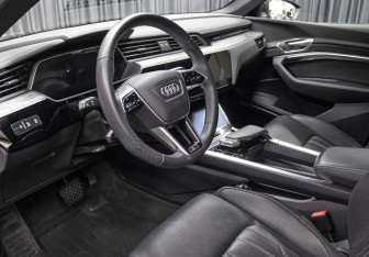 Подержанный автомобиль Audi e-tron Sportback 2021 года (16 фото)
