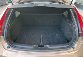 Подержанный автомобиль Volvo V40 Cross Country 2013 года (13 фото)