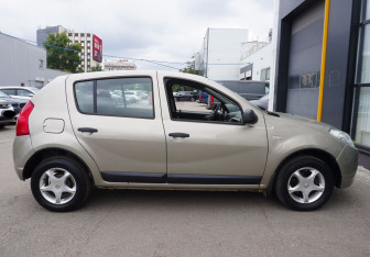 Подержанный автомобиль Renault Sandero 2010 года (4 фото)