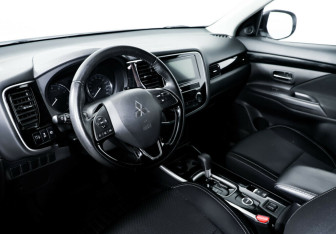 Подержанный автомобиль Mitsubishi Outlander 2018 года (10 фото)