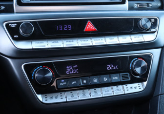 Подержанный автомобиль Hyundai Sonata 2017 года (16 фото)