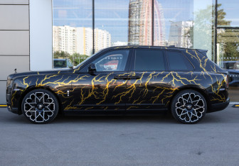 Подержанный автомобиль Rolls-Royce Cullinan 2019 года (8 фото)