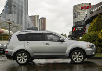 Подержанный автомобиль Mitsubishi Outlander 2009 года (3 фото)