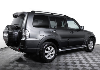 Подержанный автомобиль Mitsubishi Pajero 2011 года (5 фото)