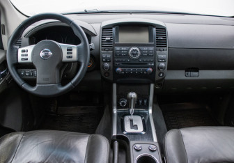 Подержанный автомобиль Nissan Pathfinder 2010 года (14 фото)
