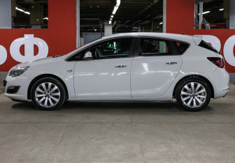 Подержанный автомобиль Opel Astra Hatchback 2012 года (8 фото)