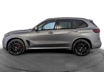 Подержанный автомобиль BMW X5 2025 года (8 фото)