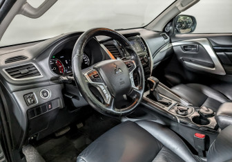Подержанный автомобиль Mitsubishi Pajero Sport 2018 года (16 фото)
