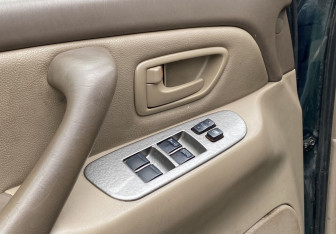 Подержанный автомобиль Toyota Sequoia 2001 года (14 фото)