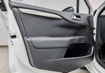 Подержанный автомобиль Citroen C4 Hatchback 2014 года (20 фото)