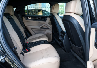 Подержанный автомобиль Porsche Cayenne 2025 года (13 фото)