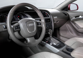 Подержанный автомобиль Audi A5 Coupe 2009 года (14 фото)