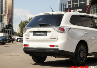 Подержанный автомобиль Mitsubishi Outlander 2013 года (18 фото)