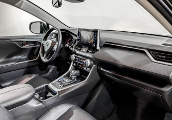 Подержанный автомобиль Toyota RAV4 2019 года (11 фото)