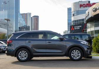 Подержанный автомобиль Kia Sorento 2019 года (3 фото)