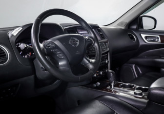 Подержанный автомобиль Nissan Pathfinder 2015 года (15 фото)