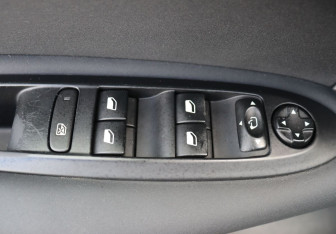 Подержанный автомобиль Citroen C4 Hatchback 2011 года (11 фото)