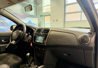 Подержанный автомобиль Renault Logan Sedan 2014 года (10 фото)