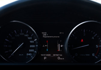 Подержанный автомобиль Land Rover Range Rover Sport 2014 года (10 фото)