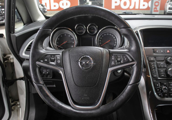Подержанный автомобиль Opel Astra Hatchback 2014 года (17 фото)