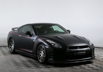 Подержанный автомобиль Nissan GT-R 2011 года (3 фото)