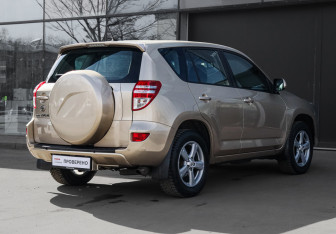 Подержанный автомобиль Toyota RAV4 2010 года (4 фото)