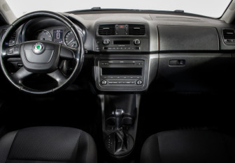 Подержанный автомобиль Skoda Fabia Hatchback 2011 года (11 фото)