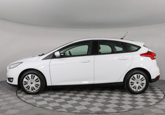 Подержанный автомобиль Ford Focus Hatchback 2018 года (8 фото)