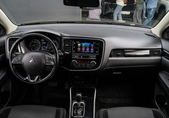Подержанный автомобиль Mitsubishi Outlander 2019 года (9 фото)