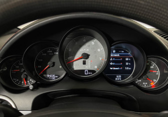 Подержанный автомобиль Porsche Cayenne 2013 года (11 фото)