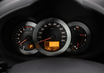 Подержанный автомобиль Toyota RAV4 2010 года (12 фото)