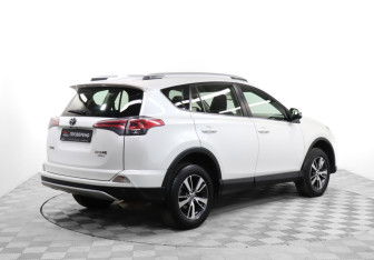 Подержанный автомобиль Toyota RAV4 2015 года (5 фото)