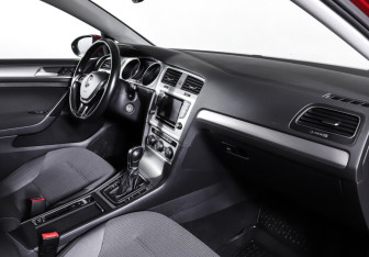 Подержанный автомобиль Volkswagen Golf Hatchback 2014 года (11 фото)