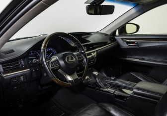 Подержанный автомобиль Lexus ES 2015 года (10 фото)