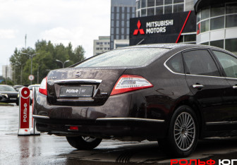 Подержанный автомобиль Nissan Teana 2013 года (17 фото)