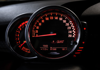 Подержанный автомобиль MINI Hatch 2016 года (16 фото)