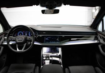 Подержанный автомобиль Audi Q7 2024 года (8 фото)